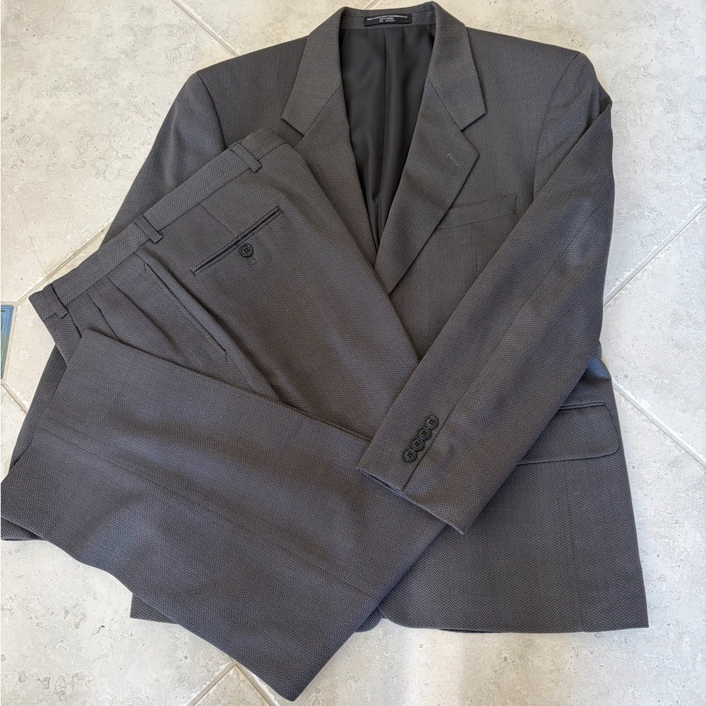 SOLD - JONES NEW YORK Men’s 100% Wool Suit Jacket & Pants in Grey.
